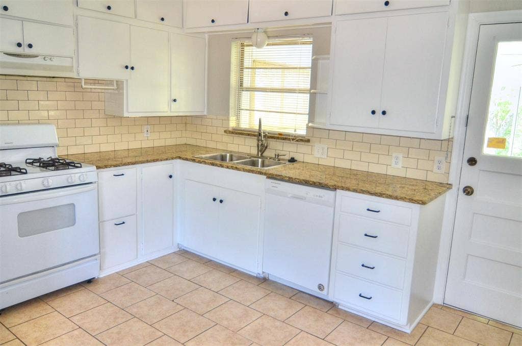 11015 Visalia Drive, Dallas, TX 75228 11015 Visalia Drive, Dallas, TX 75228
