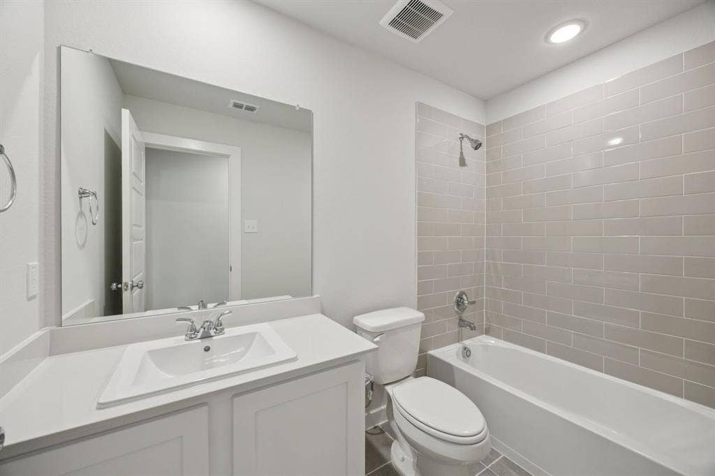 1936 Paddock Lane, Seagoville, TX 75159 Bathroom in the Hadley home plan by Trophy Signature Homes – REPRESENTATIVE PHOTO