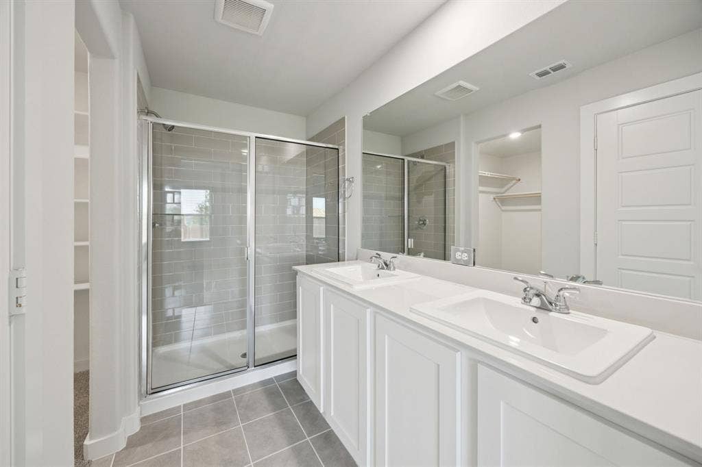 1936 Paddock Lane, Seagoville, TX 75159 Primary Bathroom in the Hadley home plan by Trophy Signature Homes – REPRESENTATIVE PHOTO
