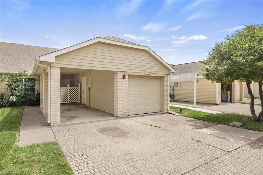 Property photo for 2504 Brook Hollow Court, Mesquite, TX
