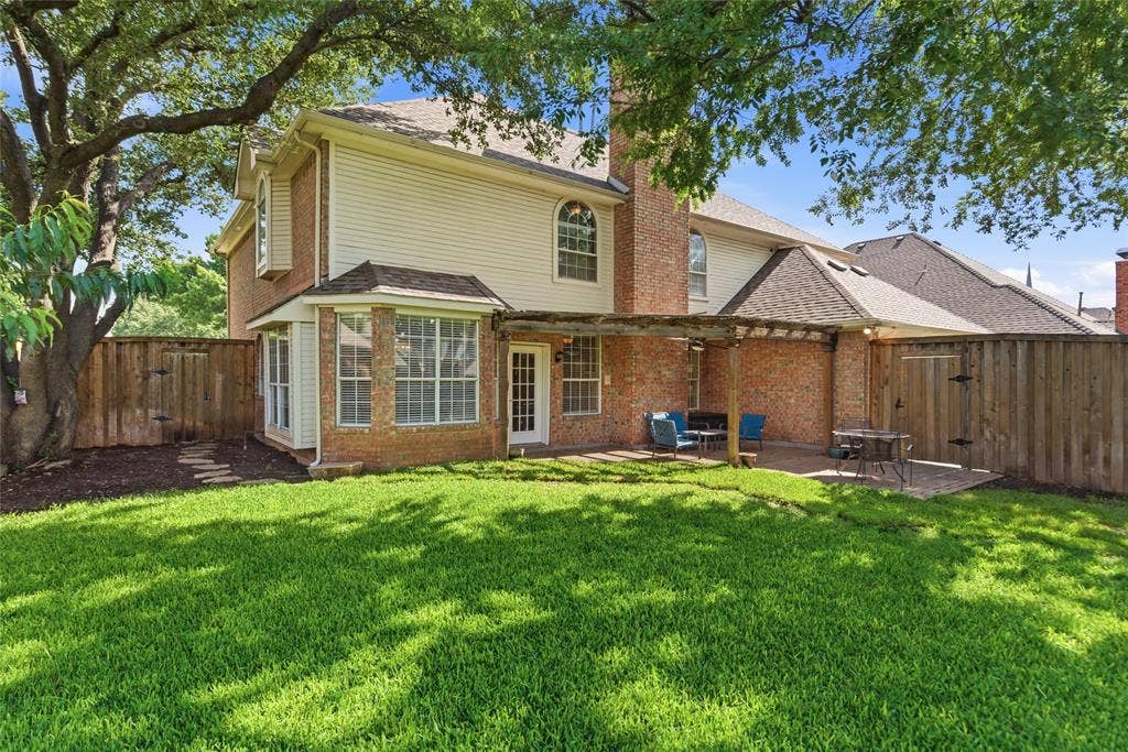 4112 Blackpool Drive, Plano, TX 75093 Expansive backyard featuring a manicured lawn and mature trees