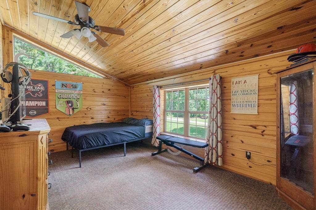 Upstairs guest bedroom