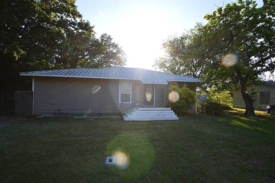 Property photo for 201 Kirk Lane, West Tawakoni, TX