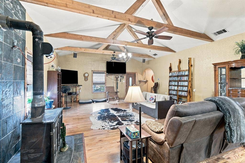 The living area is huge at 21' X 25'