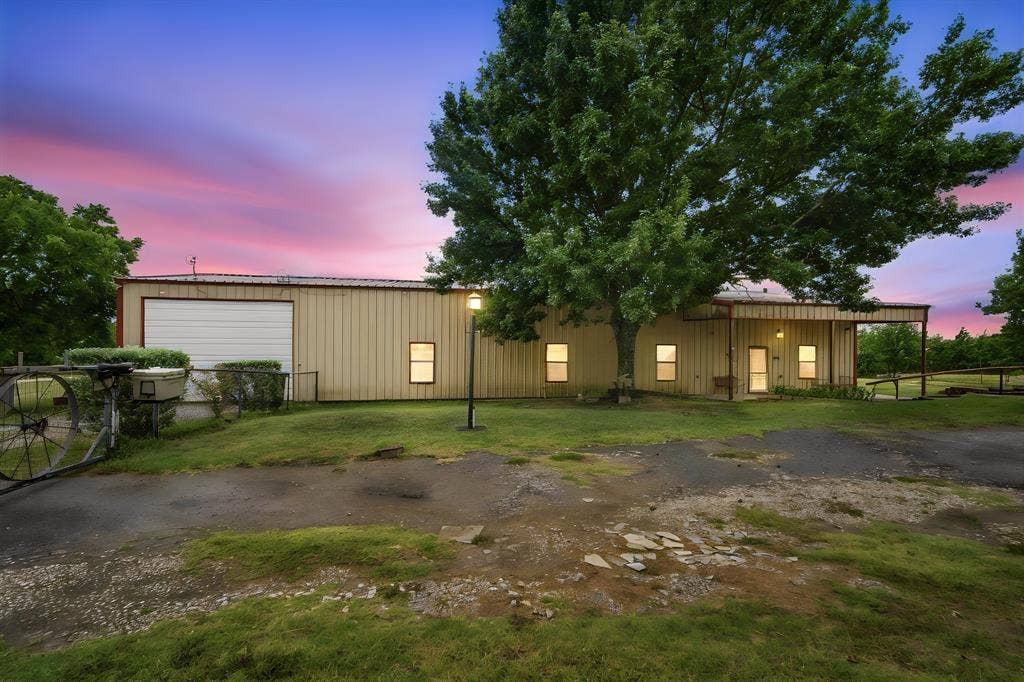 Hard t fid Barndominium on 1 acre in Midlothian!