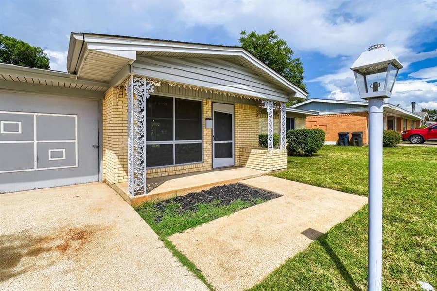 Property photo for 1405 Oak Grove Road, Fort Worth, TX