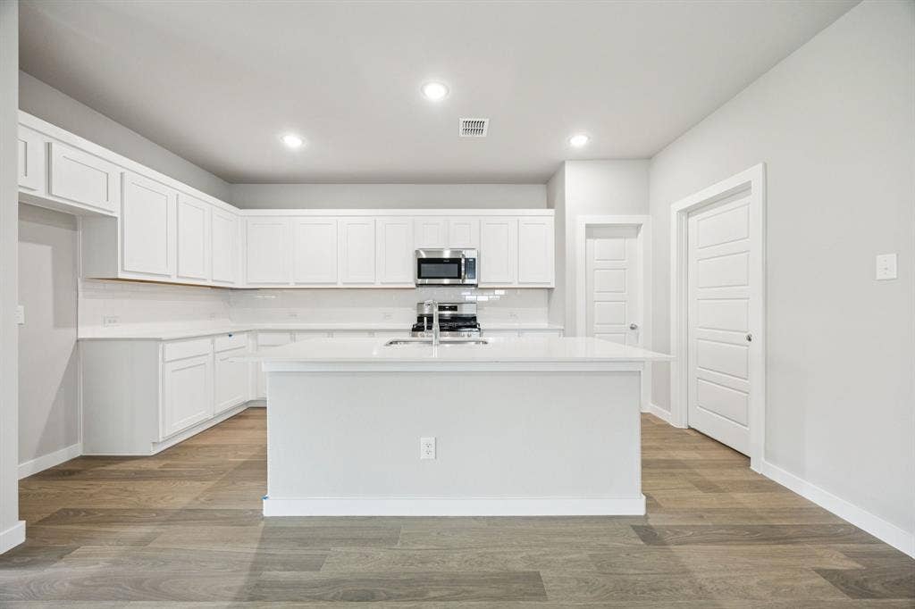 2013 Chariot Court, Seagoville, TX 75159 Kitchen in the Hayden home plan by Trophy Signature Homes – REPRESENTATIVE PHOTO