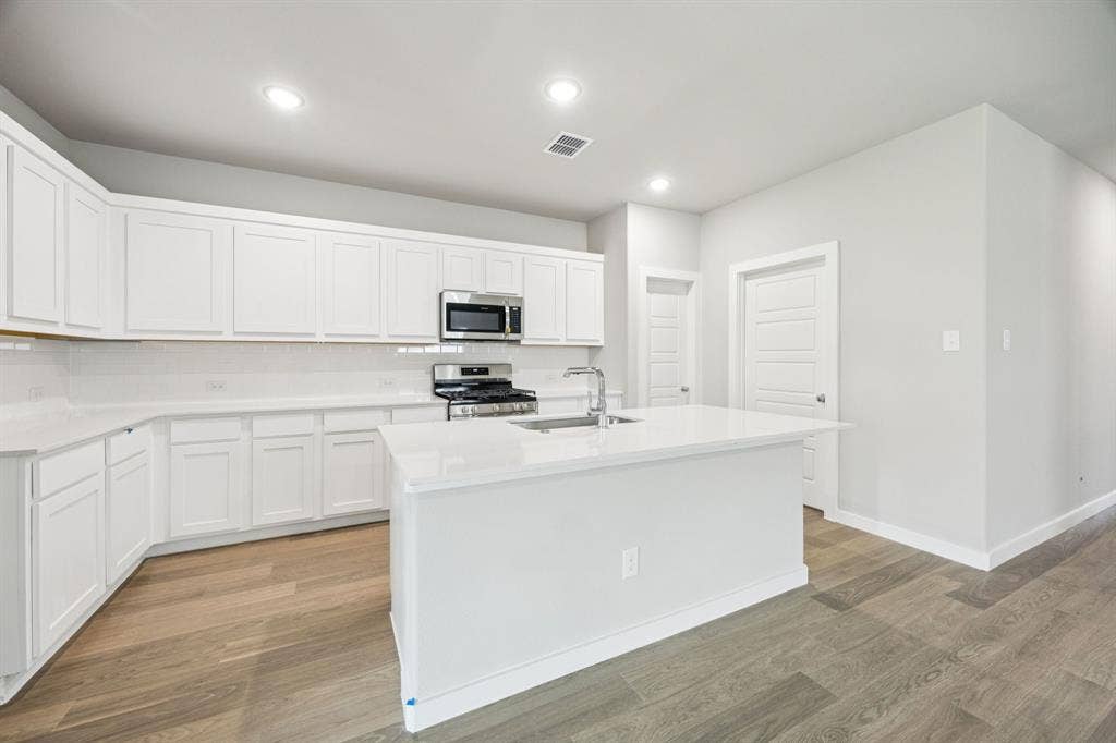 2013 Chariot Court, Seagoville, TX 75159 Kitchen in the Hayden home plan by Trophy Signature Homes – REPRESENTATIVE PHOTO
