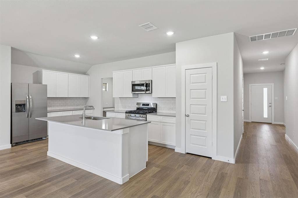 2022 Chariot Court, Seagoville, TX 75159 Kitchen in the Harrison home plan by Trophy Signature Homes – REPRESENTATIVE PHOTO