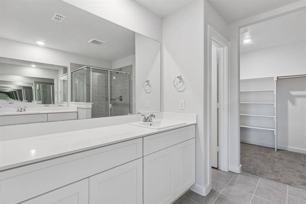 2022 Chariot Court, Seagoville, TX 75159 Primary Bathroom in the Harrison home plan by Trophy Signature Homes – REPRESENTATIVE PHOTO