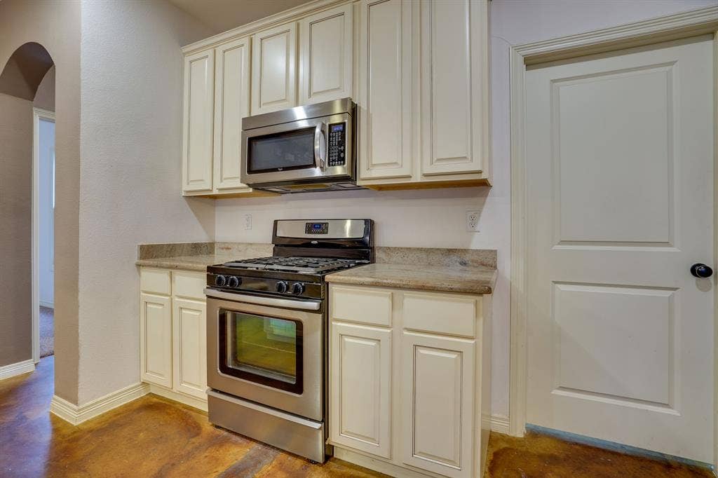 617 E Worth Street, Grapevine, TX 76051 617 E Worth Street, Grapevine, TX 76051