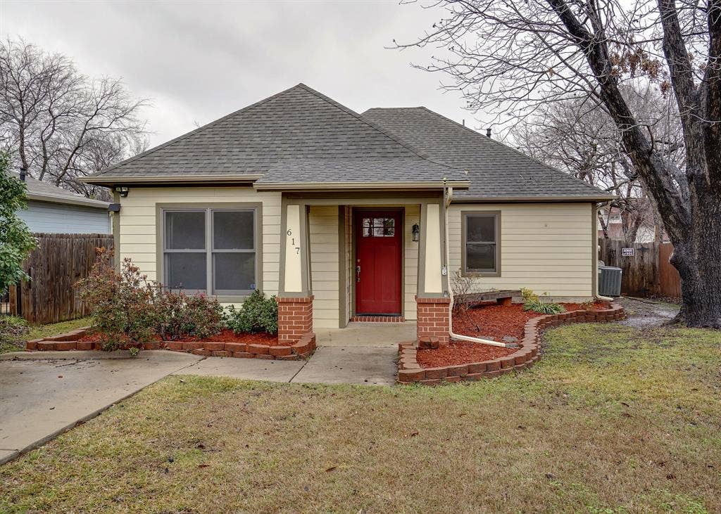617 E Worth Street, Grapevine, TX 76051 617 E Worth Street, Grapevine, TX 76051