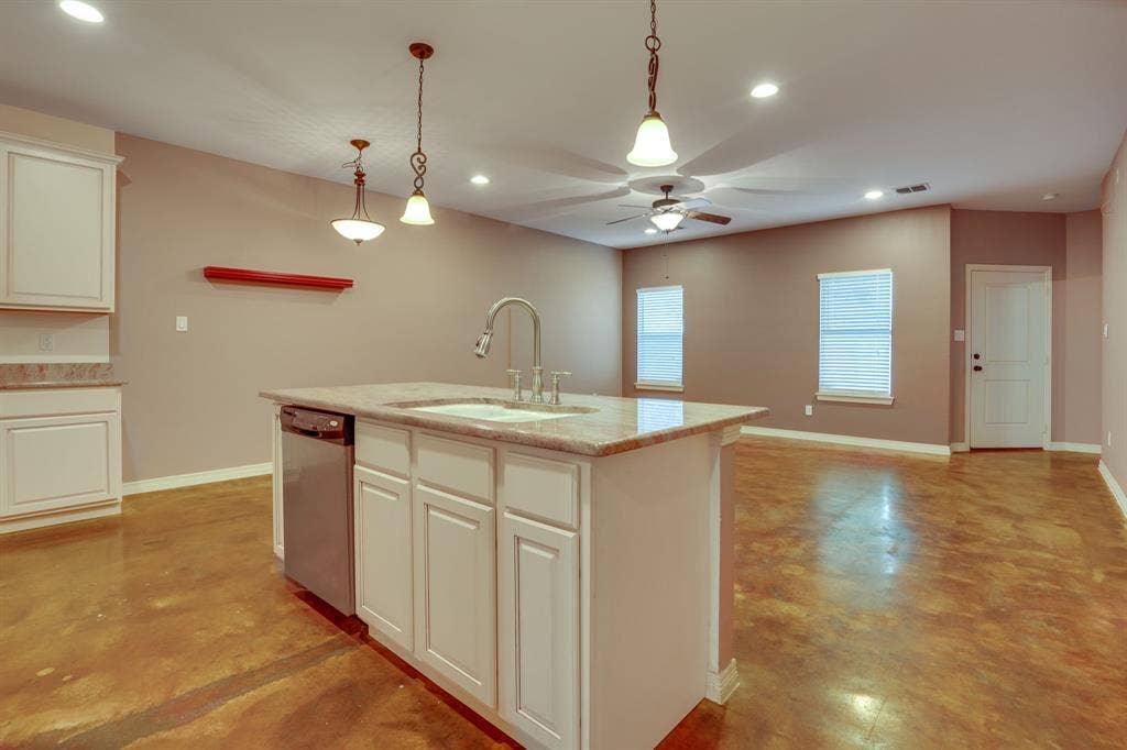 617 E Worth Street, Grapevine, TX 76051 617 E Worth Street, Grapevine, TX 76051