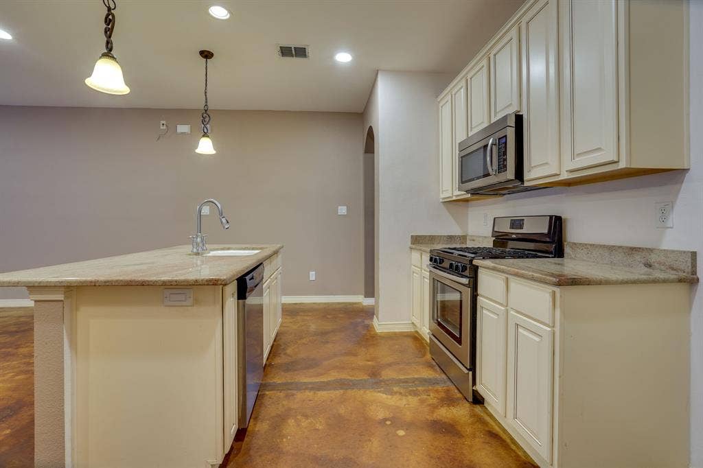 617 E Worth Street, Grapevine, TX 76051 617 E Worth Street, Grapevine, TX 76051
