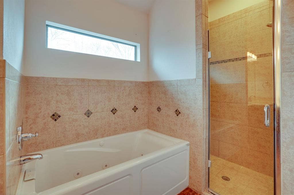617 E Worth Street, Grapevine, TX 76051 617 E Worth Street, Grapevine, TX 76051