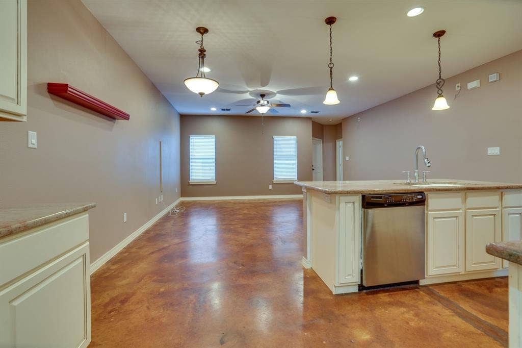 617 E Worth Street, Grapevine, TX 76051 617 E Worth Street, Grapevine, TX 76051
