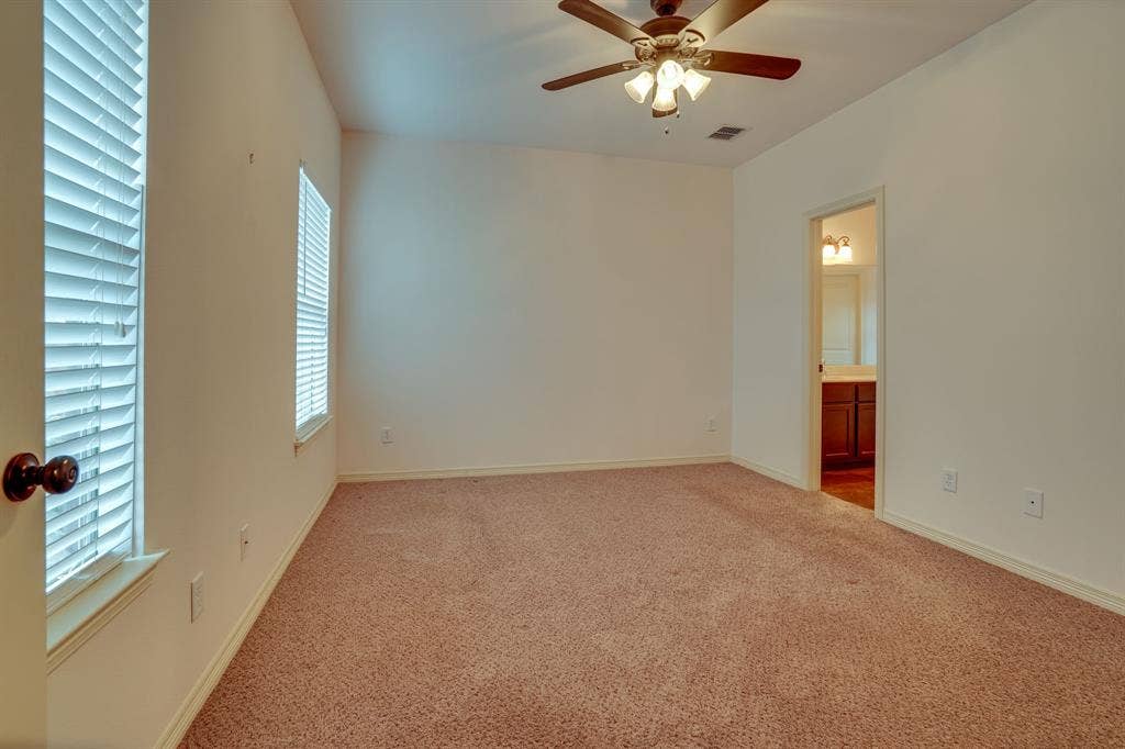 617 E Worth Street, Grapevine, TX 76051 617 E Worth Street, Grapevine, TX 76051