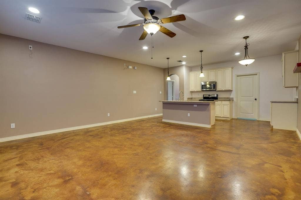 617 E Worth Street, Grapevine, TX 76051 617 E Worth Street, Grapevine, TX 76051