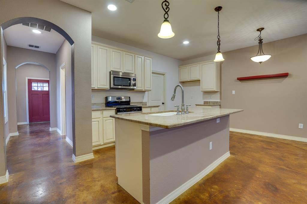 617 E Worth Street, Grapevine, TX 76051 617 E Worth Street, Grapevine, TX 76051