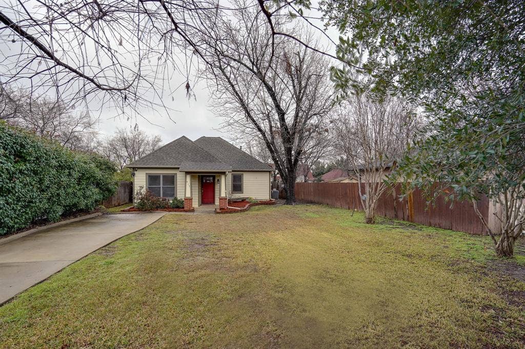 617 E Worth Street, Grapevine, TX 76051 617 E Worth Street, Grapevine, TX 76051