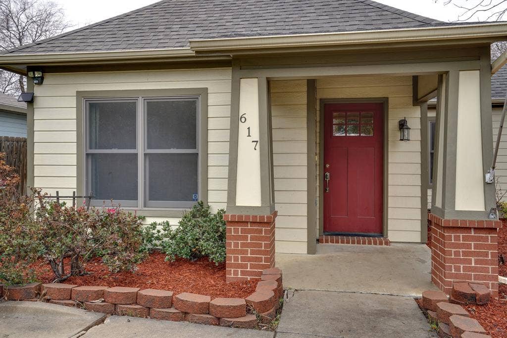 617 E Worth Street, Grapevine, TX 76051 617 E Worth Street, Grapevine, TX 76051