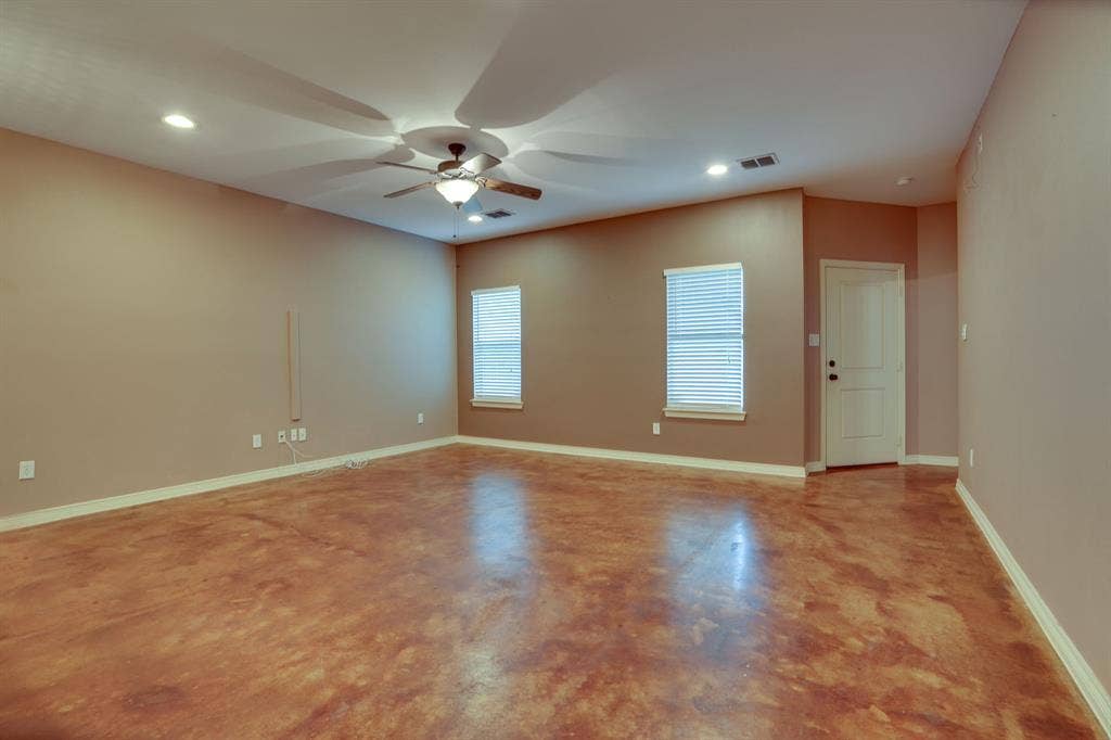 617 E Worth Street, Grapevine, TX 76051 617 E Worth Street, Grapevine, TX 76051