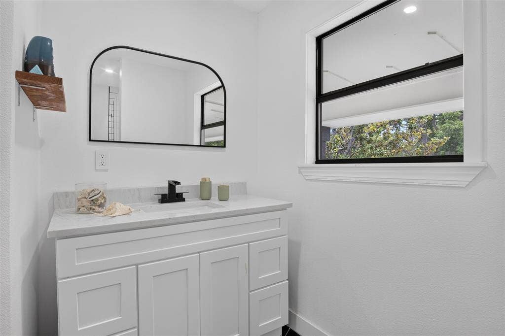 4064 High Summit Drive, Dallas, TX 75244 Bathroom upstairs.