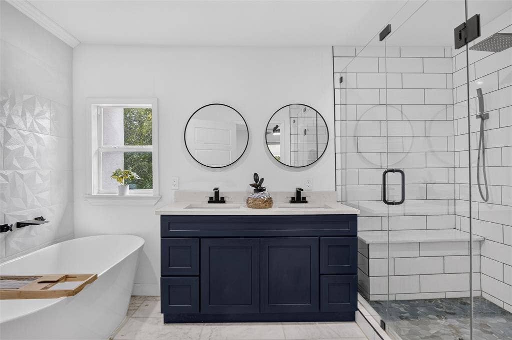 4064 High Summit Drive, Dallas, TX 75244 Primary bathroom.