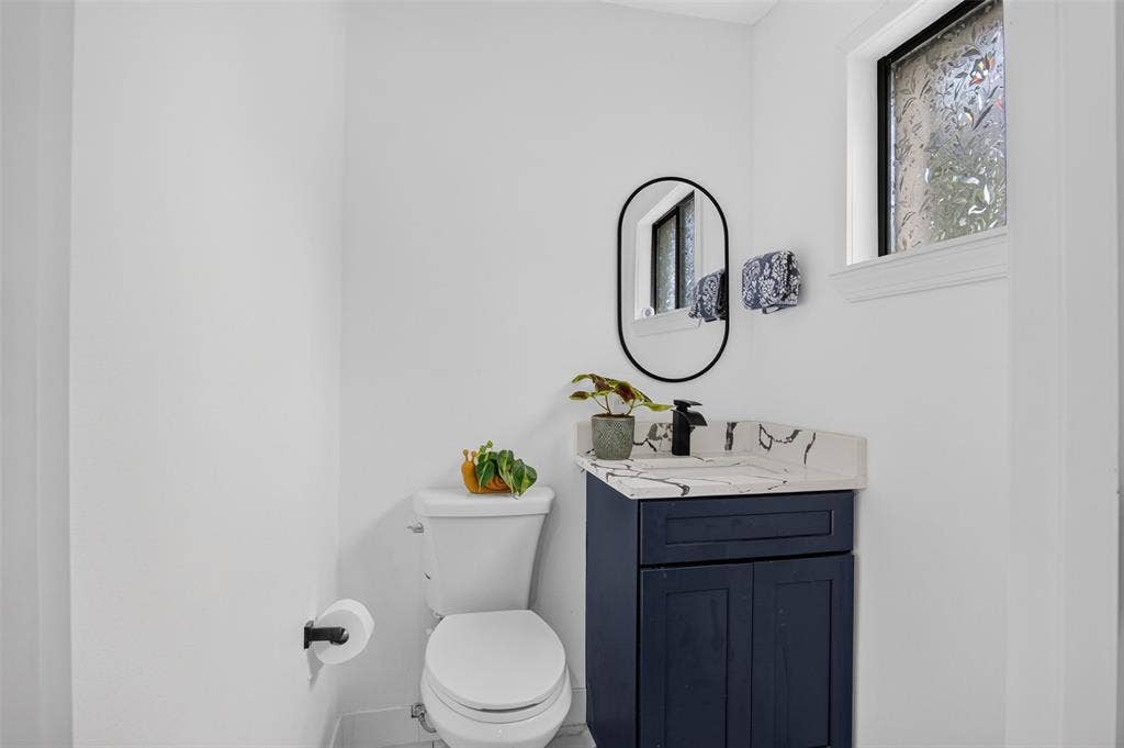 4064 High Summit Drive, Dallas, TX 75244 Half bathroom downstairs.