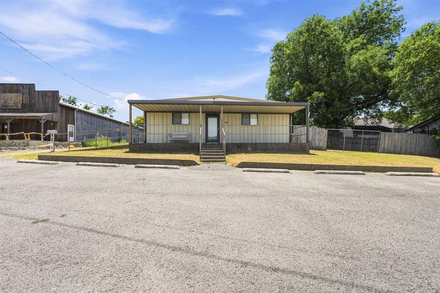Property photo for 206 S Highway 77, Waxahachie, TX