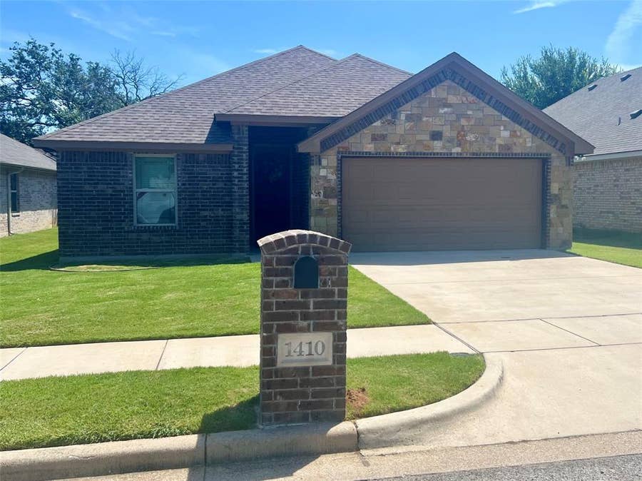 Property photo for 1410 Lauren Lane, Granbury, TX