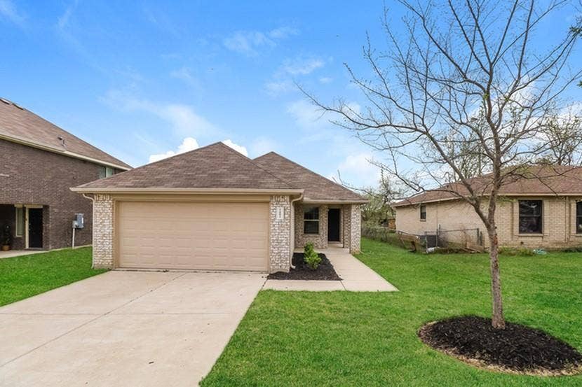 Property photo for 1601 Oriole Drive, Ennis, TX