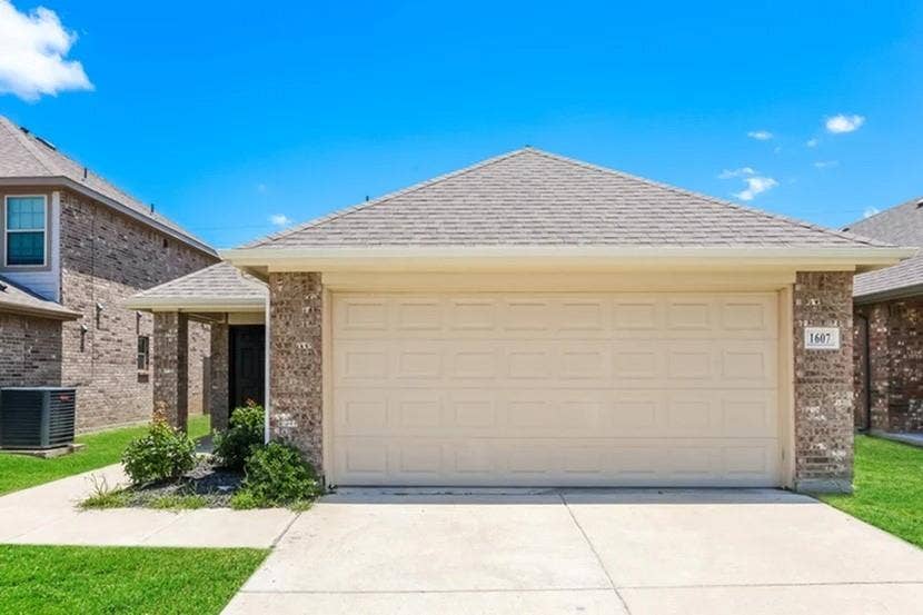 Property photo for 1607 Mark Lane, Ennis, TX