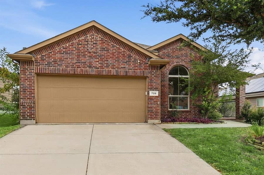Property photo for 720 Rio Bravo Drive, Fort Worth, TX