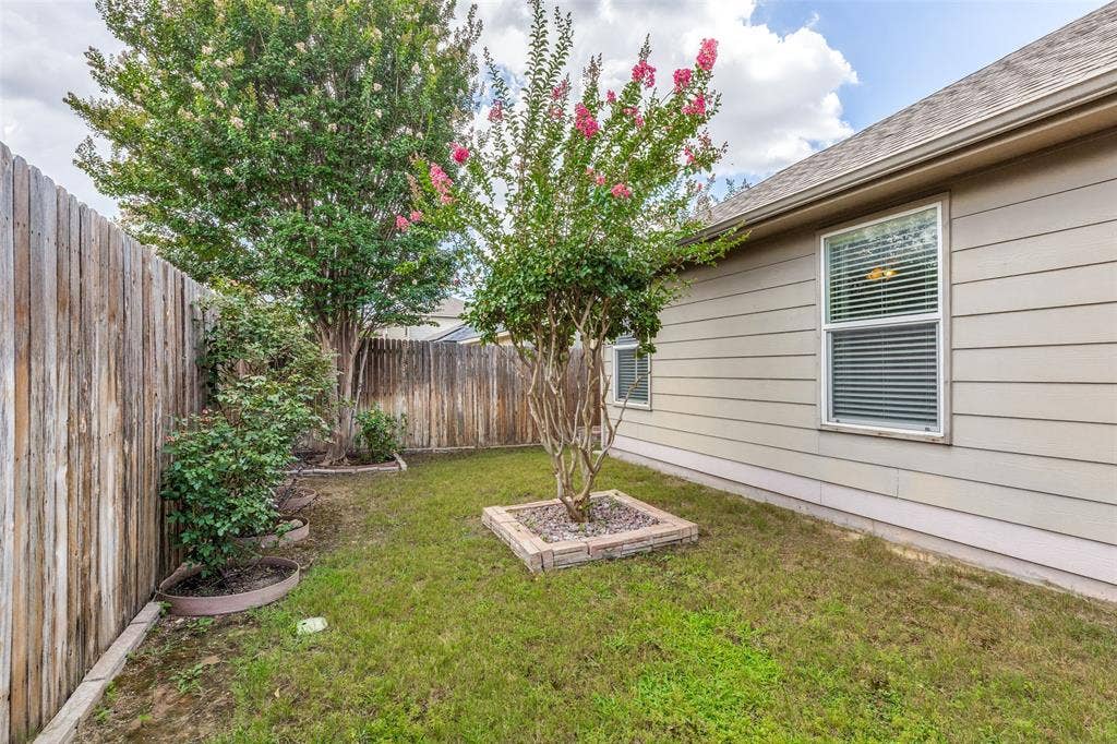 317 Amethyst Drive, Fort Worth, TX 76131 Yard