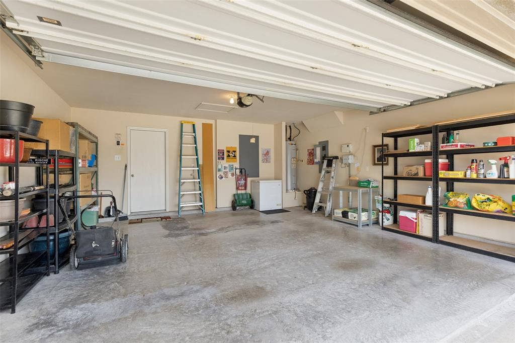 317 Amethyst Drive, Fort Worth, TX 76131 Garage