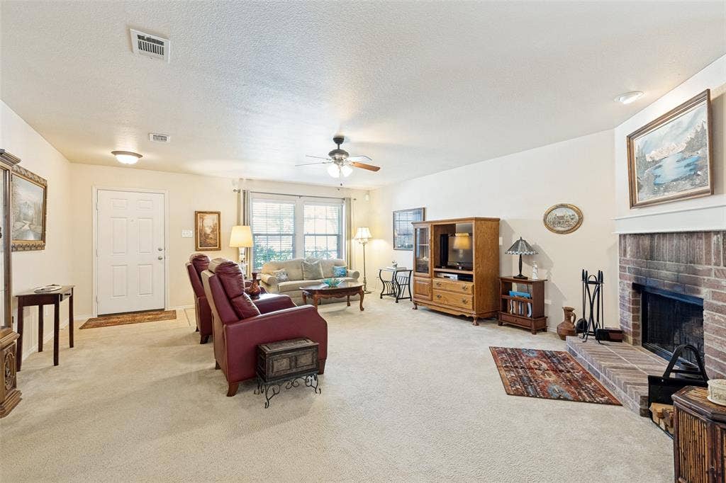 317 Amethyst Drive, Fort Worth, TX 76131 Living room