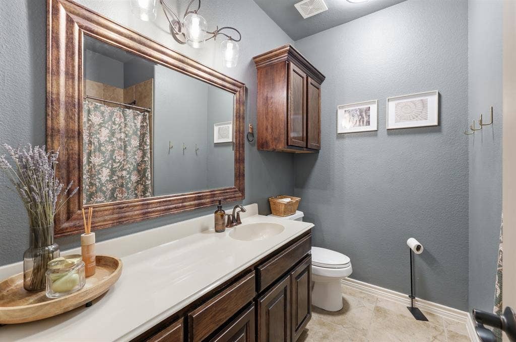 8040 Branch Hollow Trail, Fort Worth, TX 76123 Downstairs secondary bathroom.