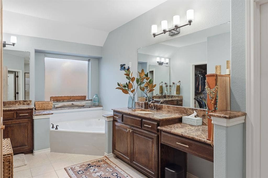 8040 Branch Hollow Trail, Fort Worth, TX 76123 Large primary bathroom!