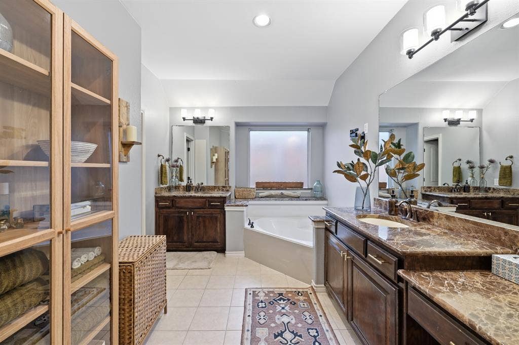 8040 Branch Hollow Trail, Fort Worth, TX 76123 Elegant primary bathroom.