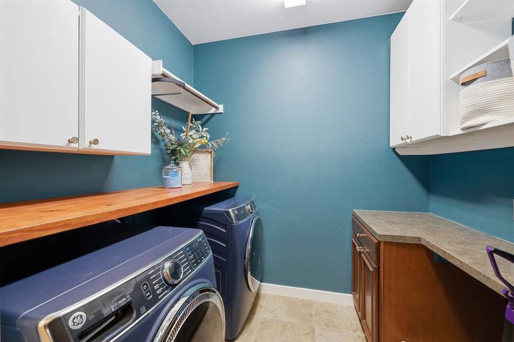 8040 Branch Hollow Trail, Fort Worth, TX 76123 Lovely laundry room! with plenty of storage!