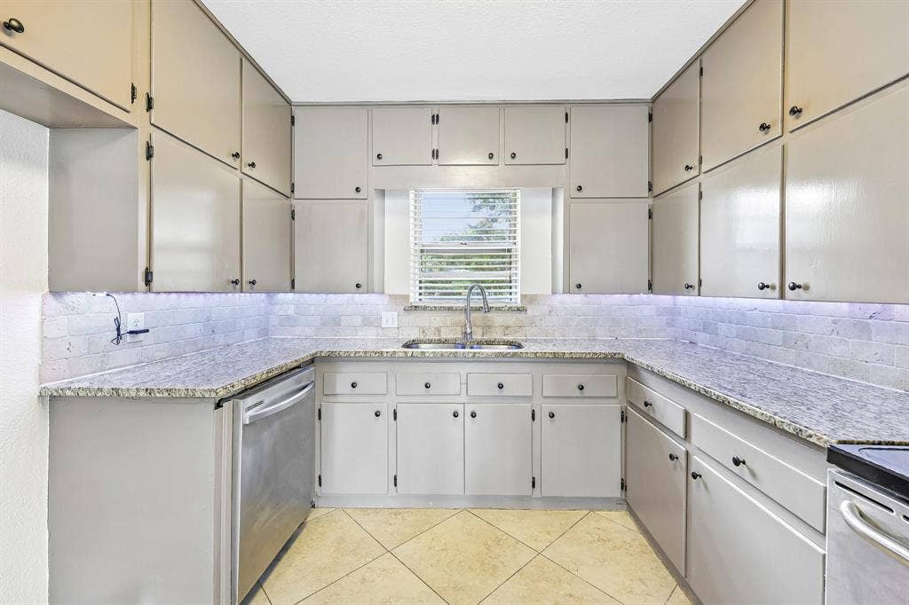 917 De Witt Circle, Dallas, TX 75224