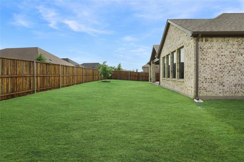 919 Edgehurst Drive, Princeton, TX 75071 Spacious rear yard featuring an expansive lawn area
