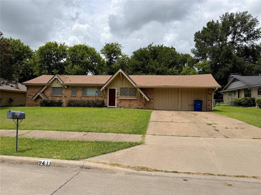Property photo for 2411 Woodlawn Drive, Ennis, TX