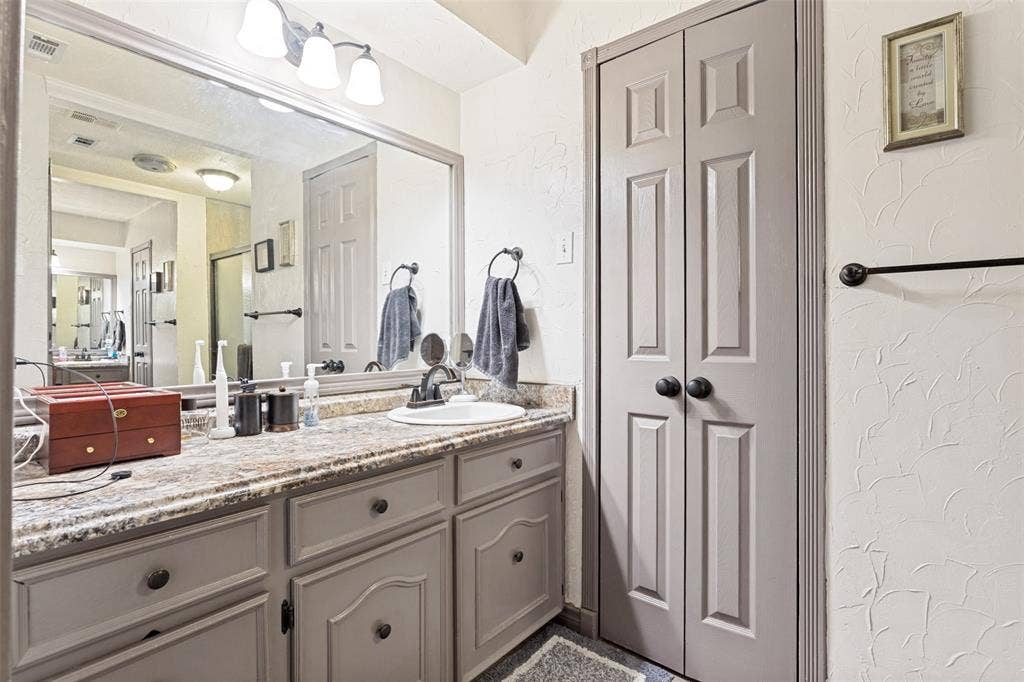 3217 Colonel Circle, Garland, TX 75043 3217 Colonel Circle, Garland, TX 75043