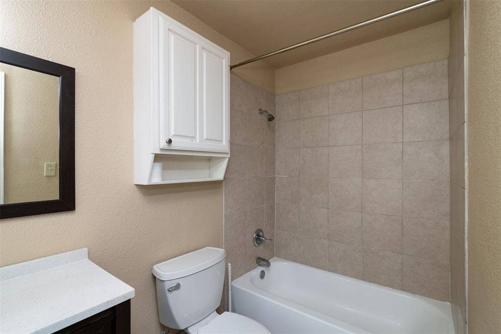2521 Liberty Lane, Denton, TX 76209 Primary bath with tub/shower combo