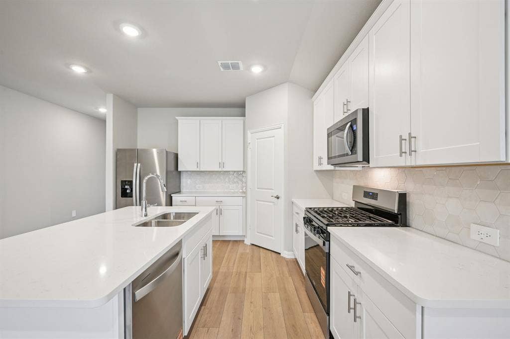 3405 Richmond Drive, Farmersville, TX 75442 Photo is not of the actual home, but is an inspirational photo of builder’s model home and may depict options, furnishings, and/or decorator features that are not included.