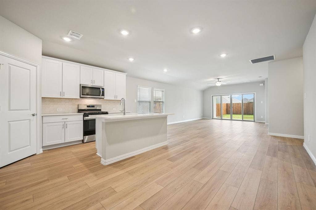 3405 Richmond Drive, Farmersville, TX 75442 Photo is not of the actual home, but is an inspirational photo of builder’s model home and may depict options, furnishings, and/or decorator features that are not included.