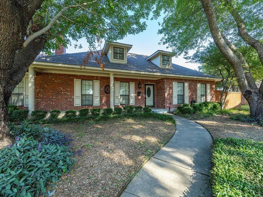 Property photo for 1506 Williamsburg Court, Ennis, TX