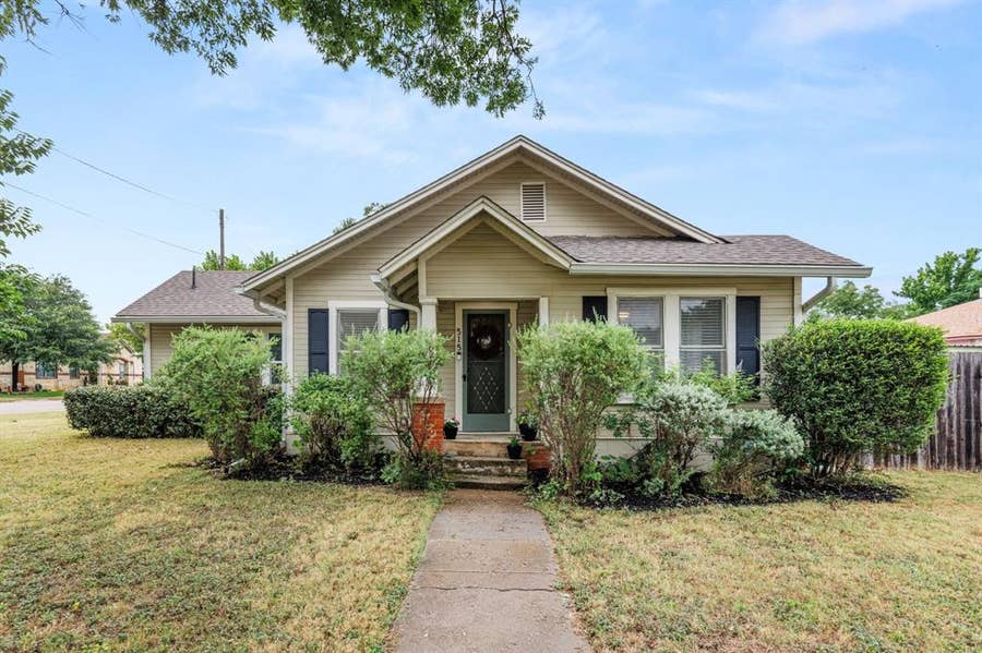 Property photo for 515 W 6th Street, McGregor, TX